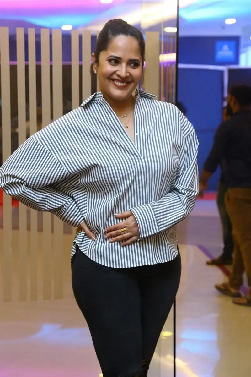 INDIAN ACTRESS ANASUYA BHARADWAJ IN BLACK JEANS SHIRT 3